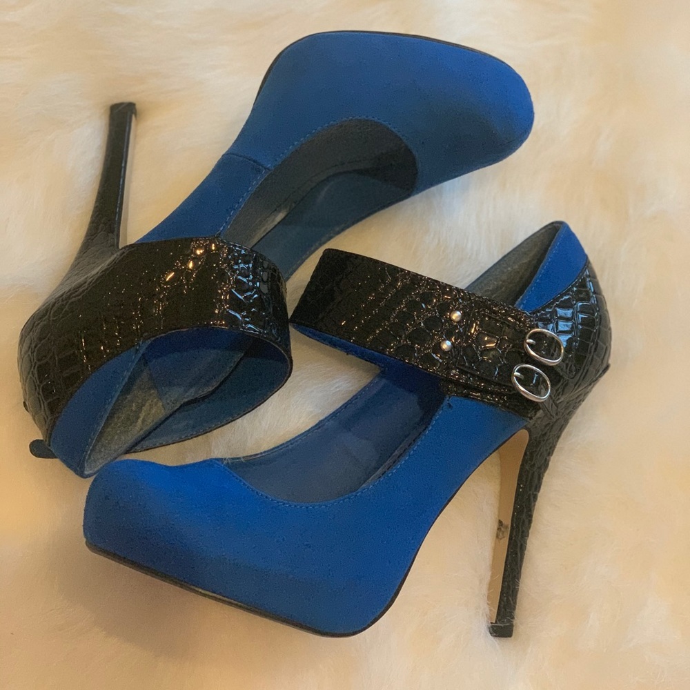 High heel blue shoes
